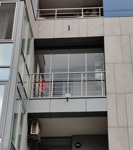 безрамне скління балконів приклад